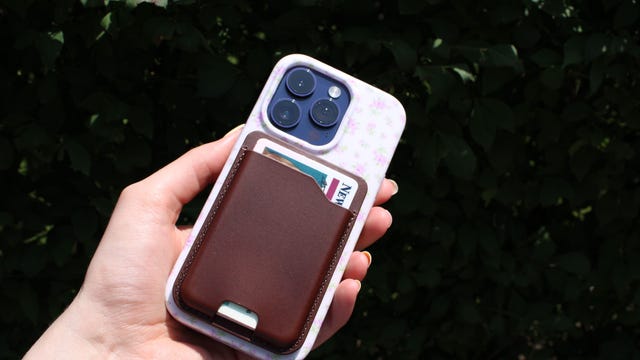 9. Mujjo Leather Wallet Case - visual representation