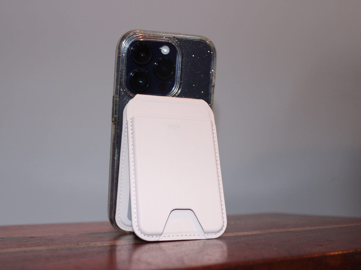 6. MOFT Snap-On Stand & Wallet - visual representation