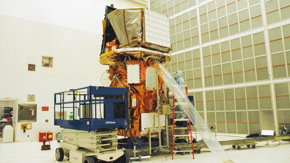 A unique NASA satellite is falling out of orbit—this team is trying to rescue it - Ars Technica