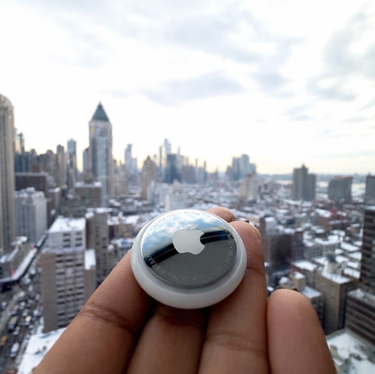 Comparison: Air Tag 2 vs. Original Air Tag - visual representation