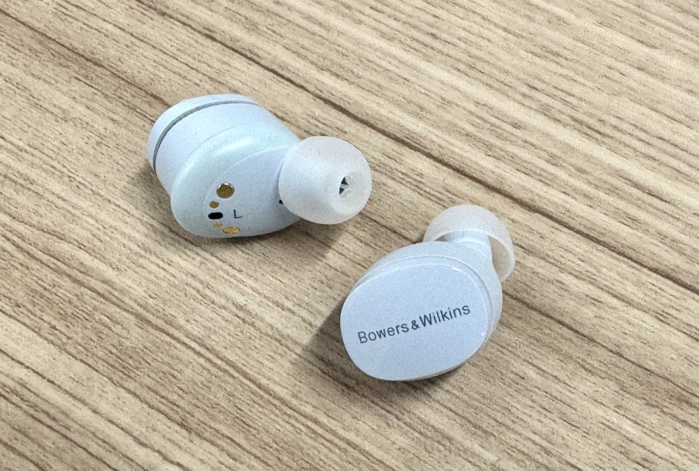 Comparing ANC Earbuds to Over-Ear Alternatives - visual representation