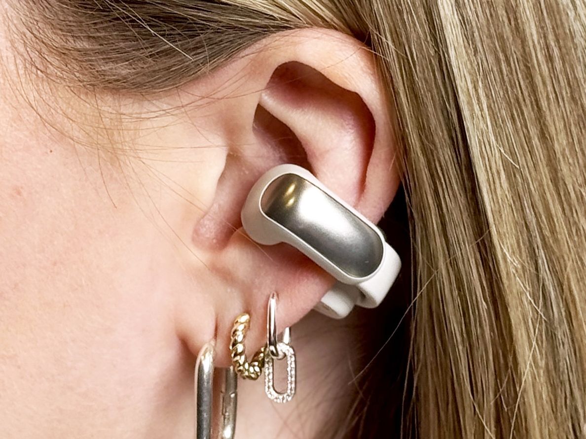 All-Day Comfort and the Ear-Specific Fit - visual representation