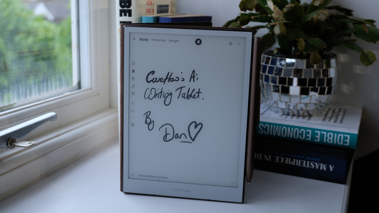 Cuneflow's E-Paper Writing Tablet Uses AI To Record And Transcribe Meetings