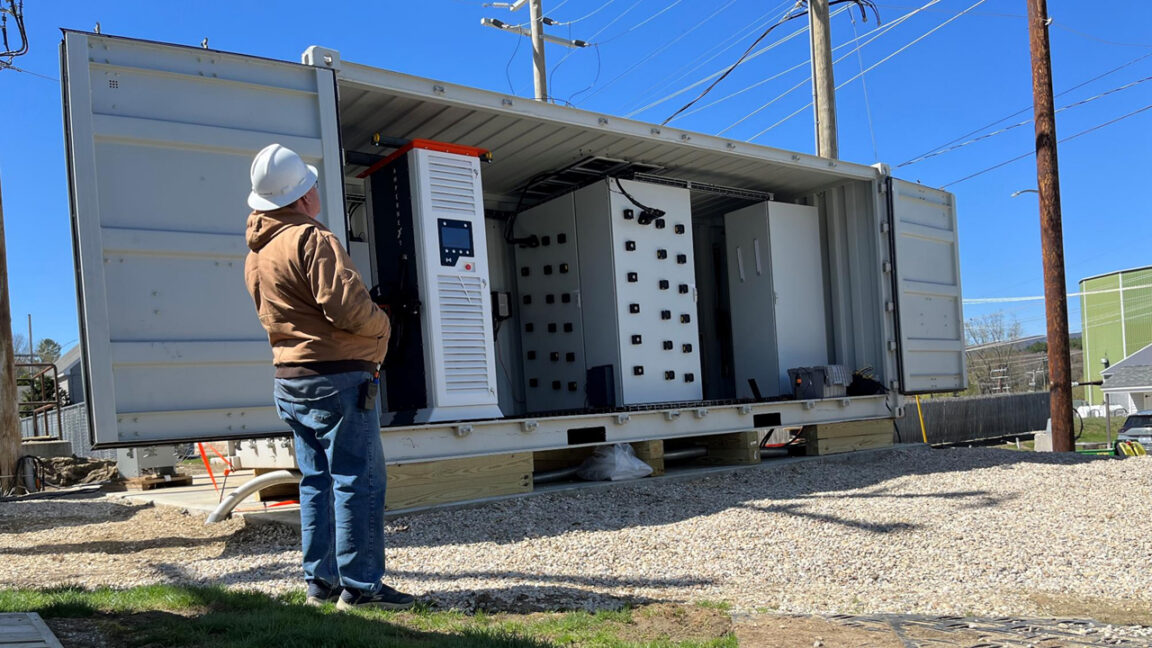 Energy-hungry AI data centers spur new power transformer technology - Ars Technica