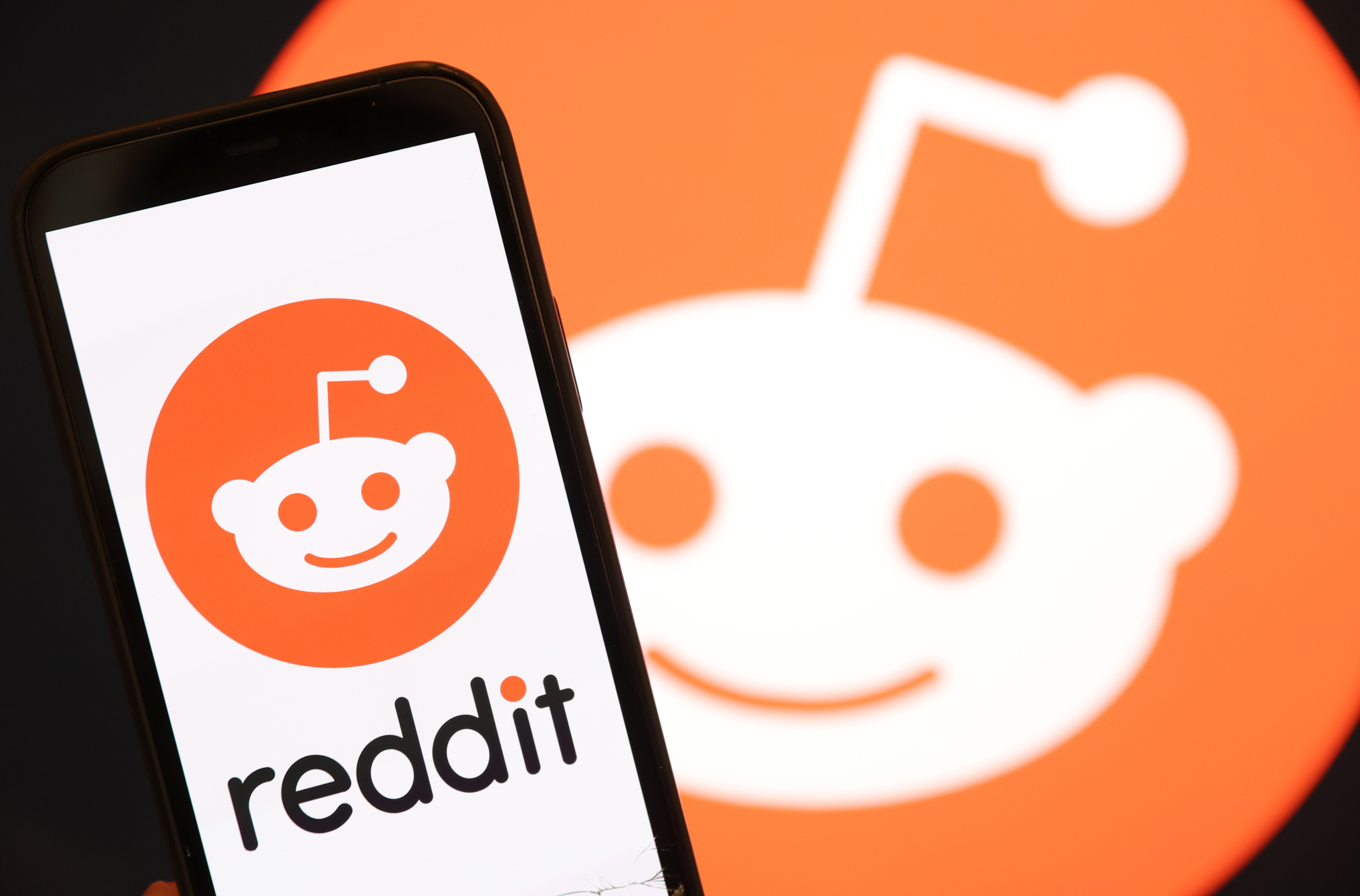 The Role of Mainstream Media in Amplifying Reddit - visual representation