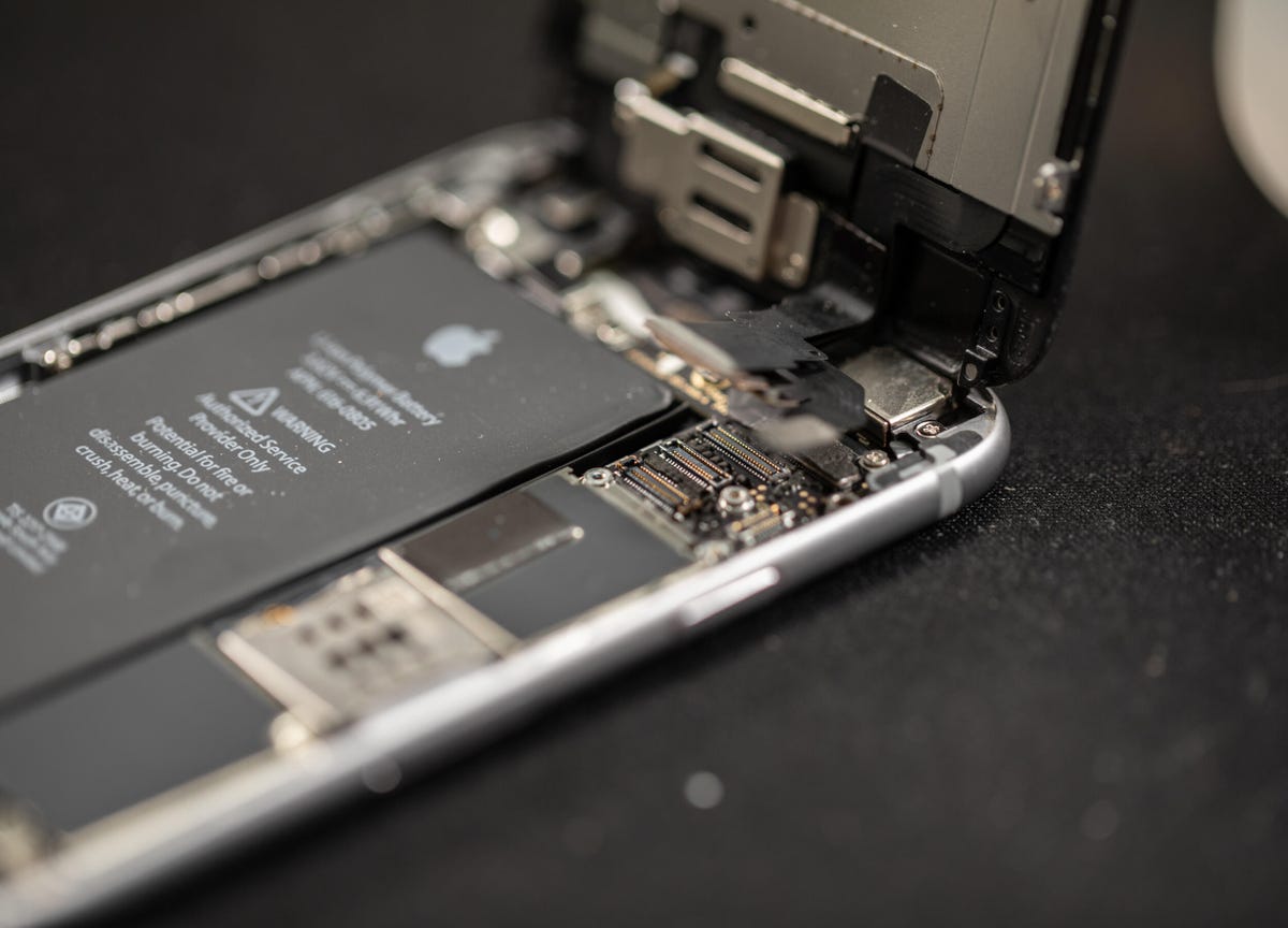 The Future of iPhone Batteries: Right to Repair and Legislation - visual representation