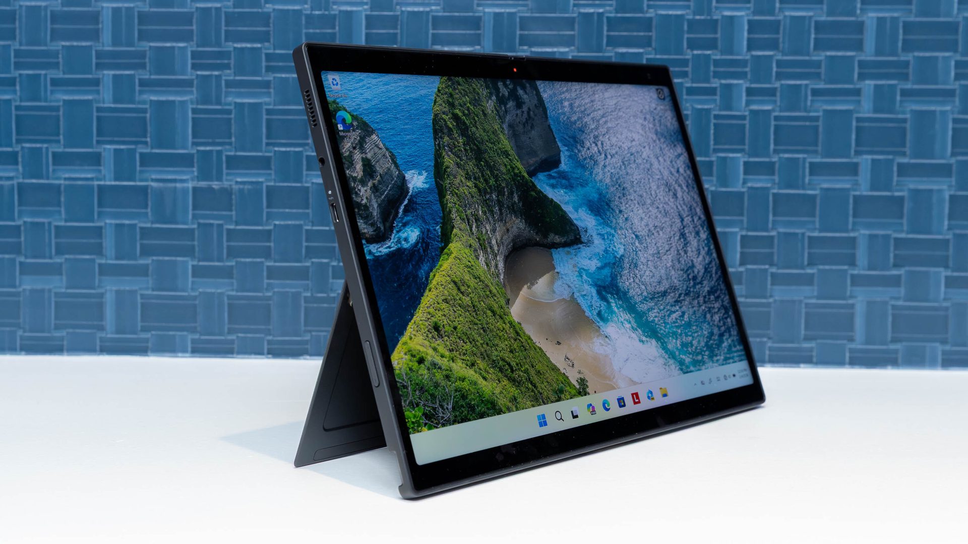 Display Excellence: 13-Inch, 500-Nit Brilliance - contextual illustration