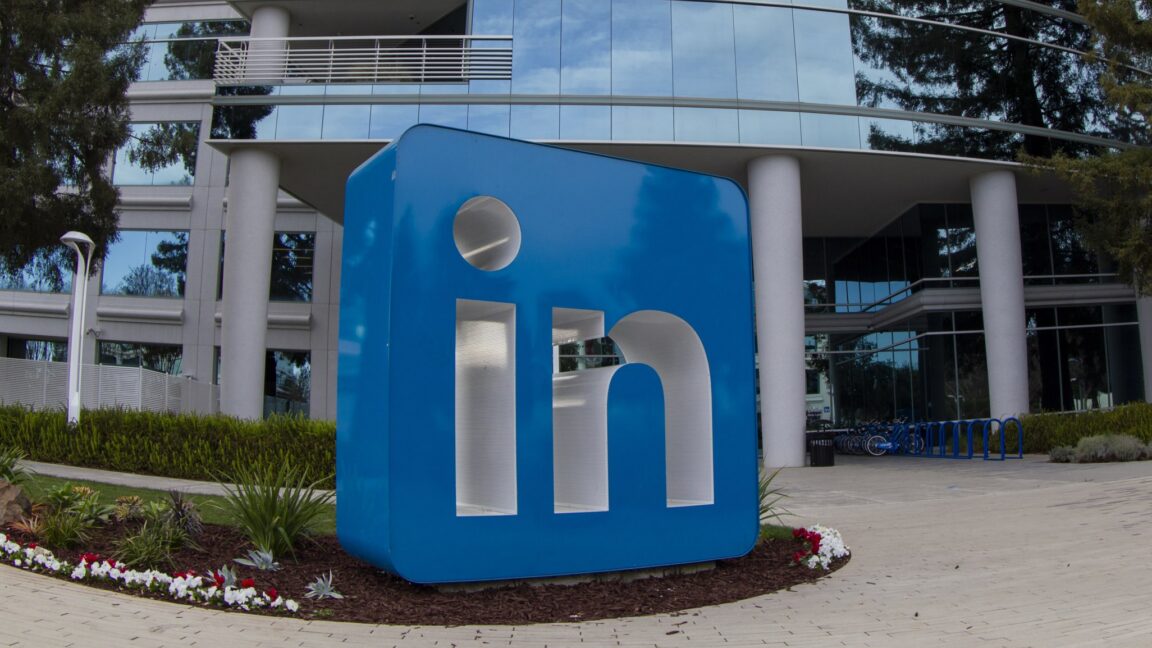 LinkedIn beats "BrowserGate" lawsuits over scanning users' Chrome extensions - Ars Technica