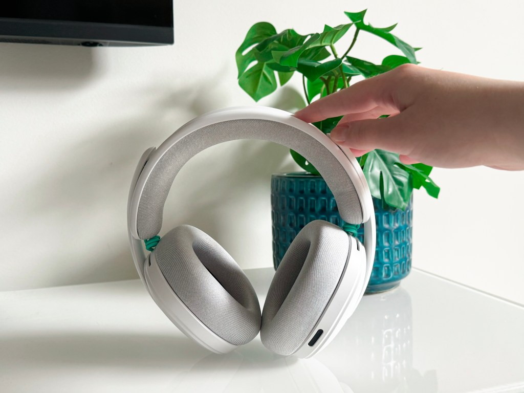 Noise Isolation vs. Noise Cancellation - visual representation