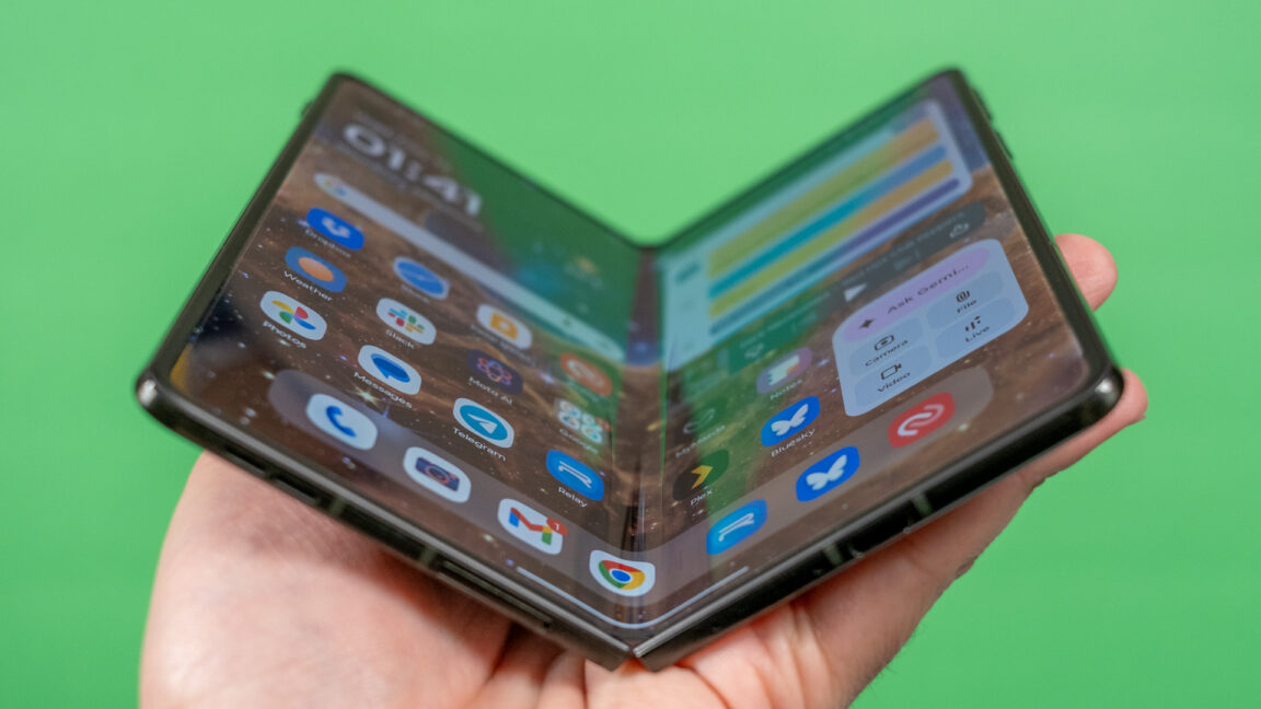 Motorola Razr Fold review: Fits neatly in your pocket but not your budget - Ars Technica