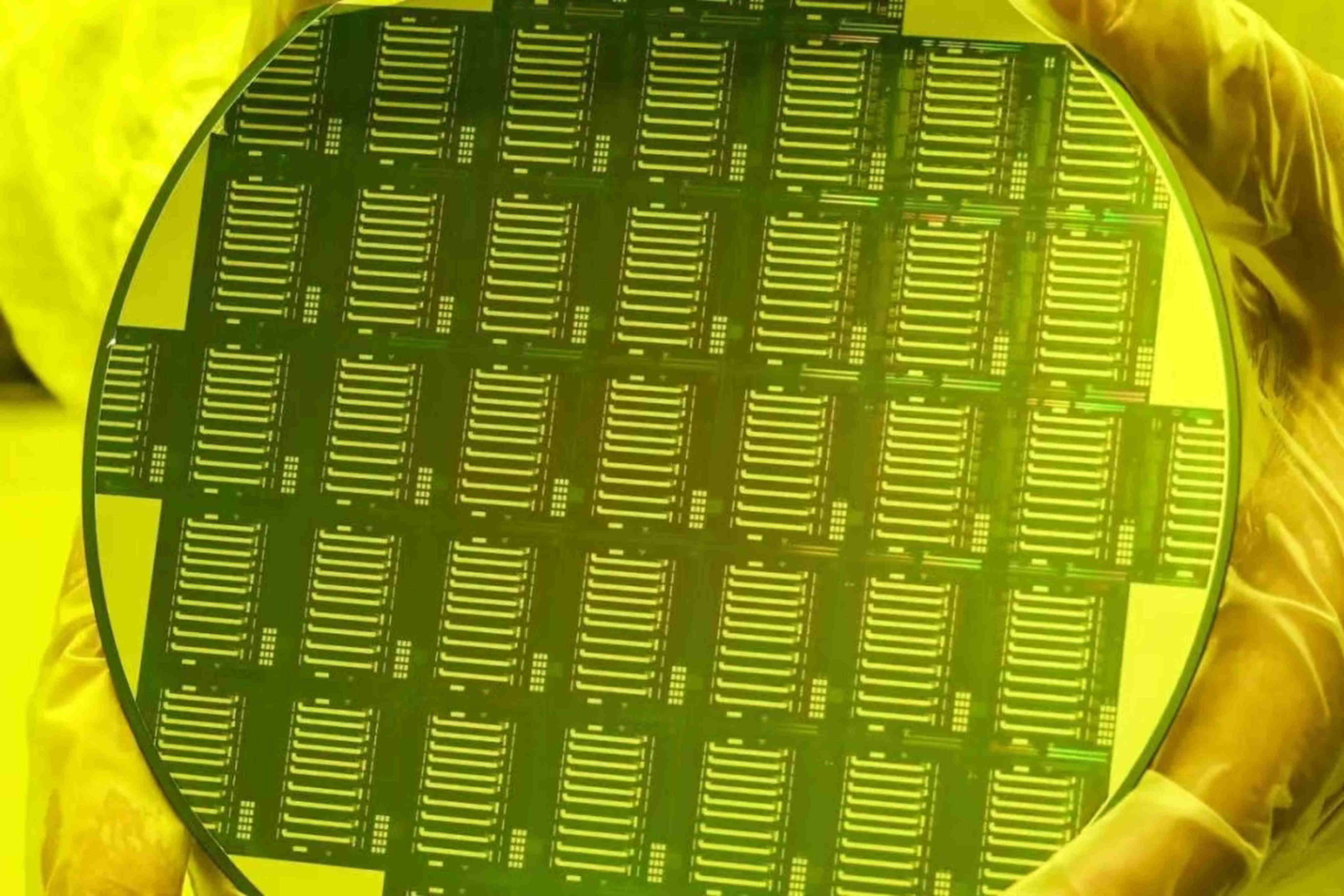 Hybrid Futures: GPUs and Photonics Coexisting - visual representation