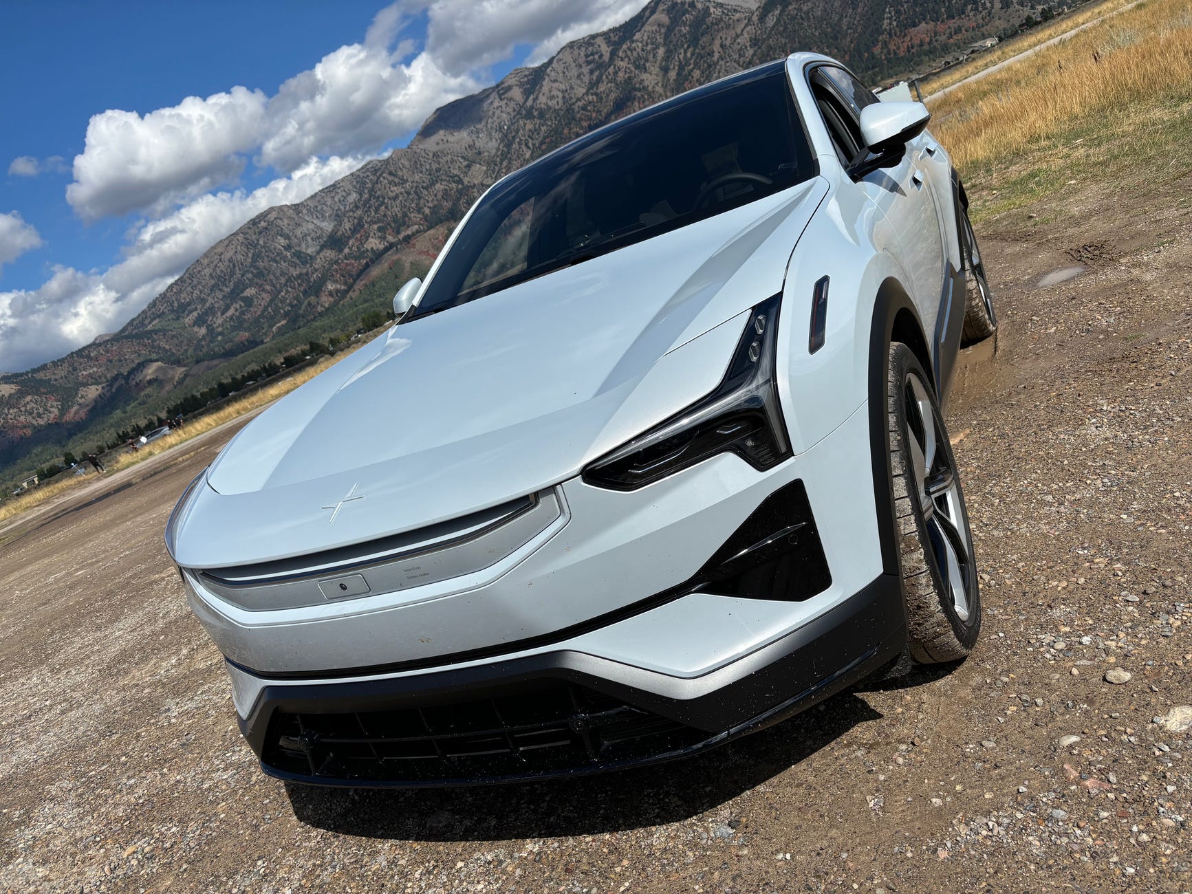 Pricing Strategy: Positioning Between Mainstream and Luxury - visual representation