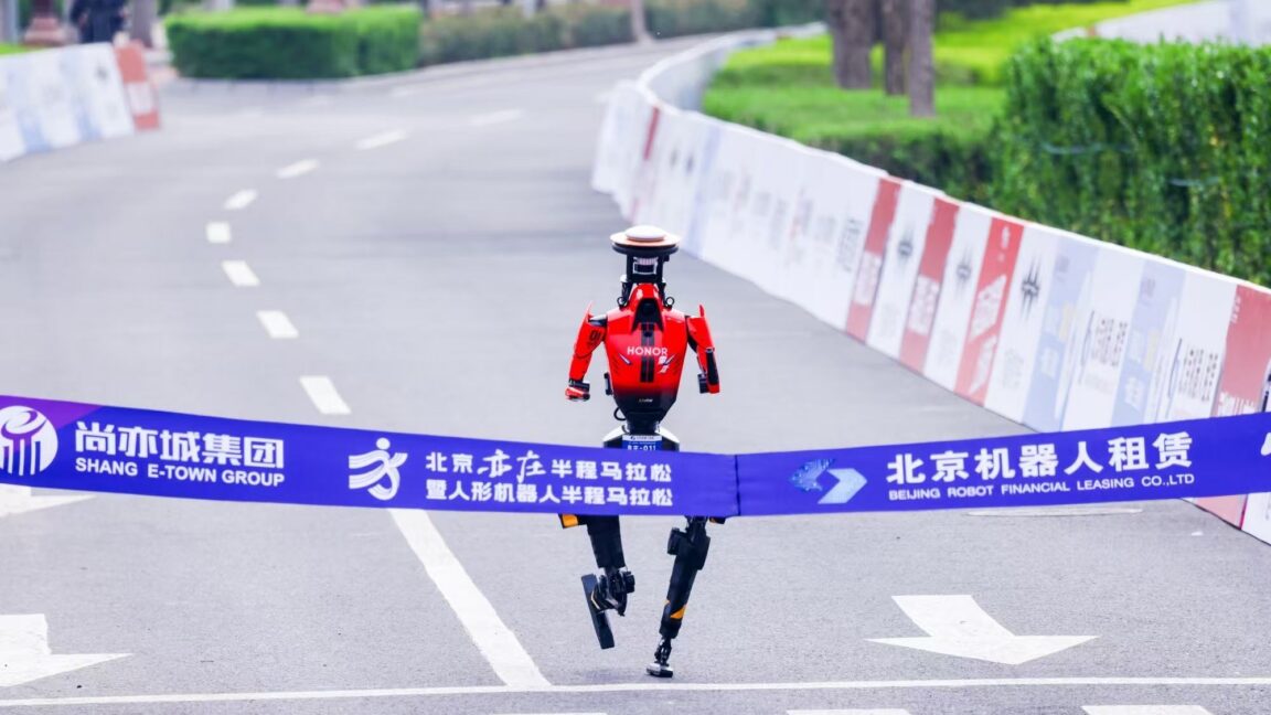 Robot runner handily beats humans in half-marathon, setting new record - Ars Technica