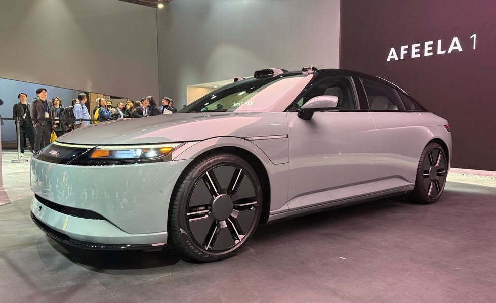 The Business Model: Direct-to-Consumer vs. Traditional Dealers - visual representation