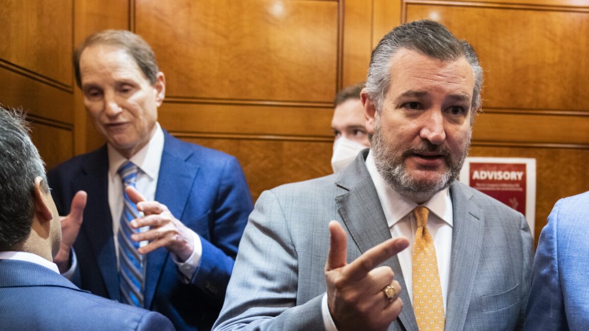 Ted Cruz and Ron Wyden try to fight censorship with bipartisan JAWBONE Act - Ars Technica