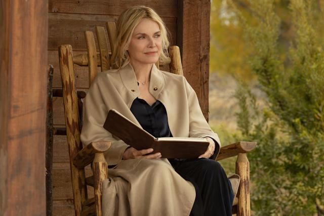 Michelle Pfeiffer Leads The Ensemble Cast - visual representation