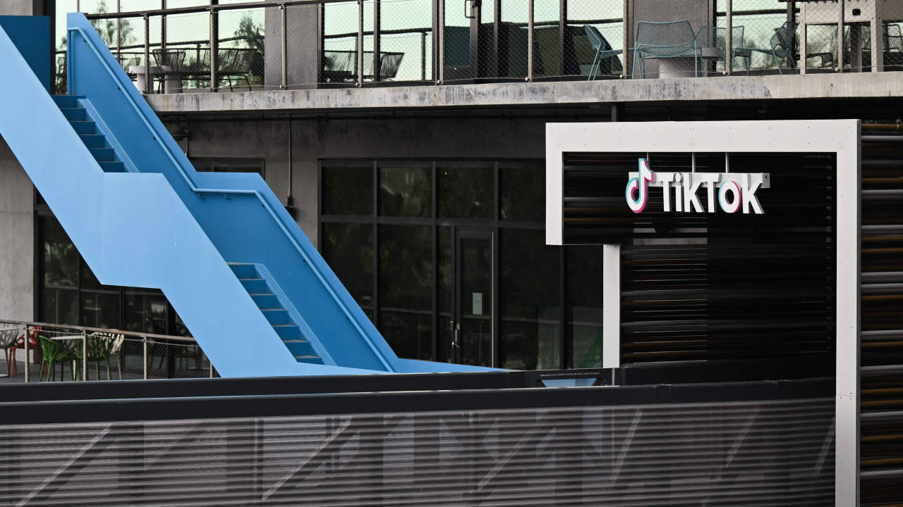 How Other Platforms Handle Outages and Transparency - visual representation