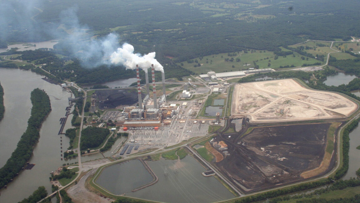Trump admin’s coal investments assist plants with repeated violations