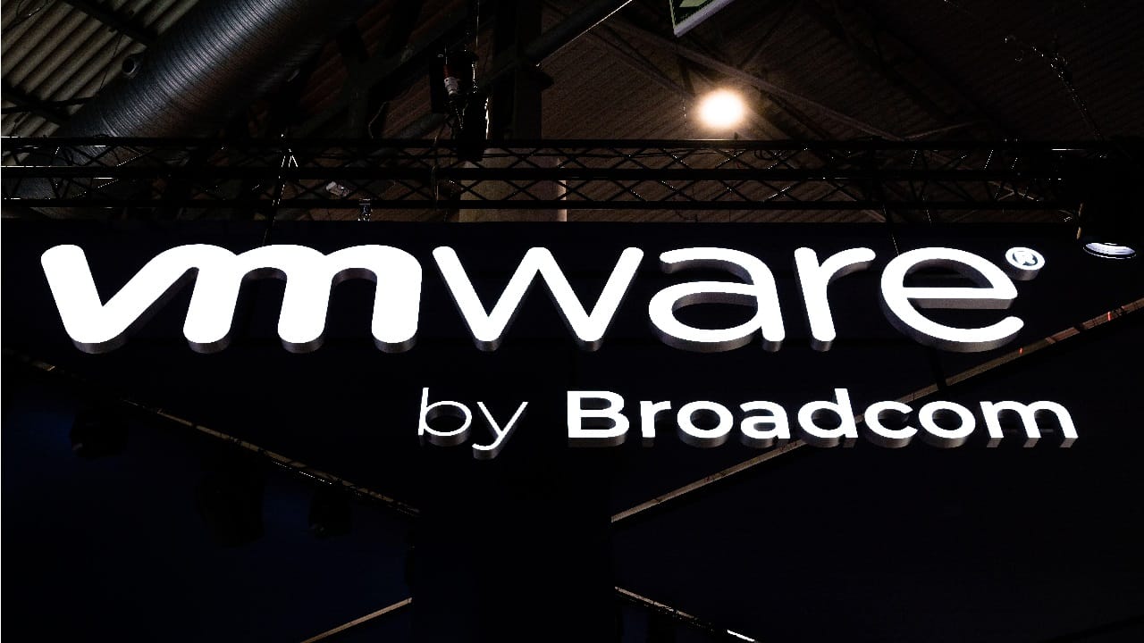 The 5 Percent Who Didn't Migrate: Strategic Lock-in - visual representation