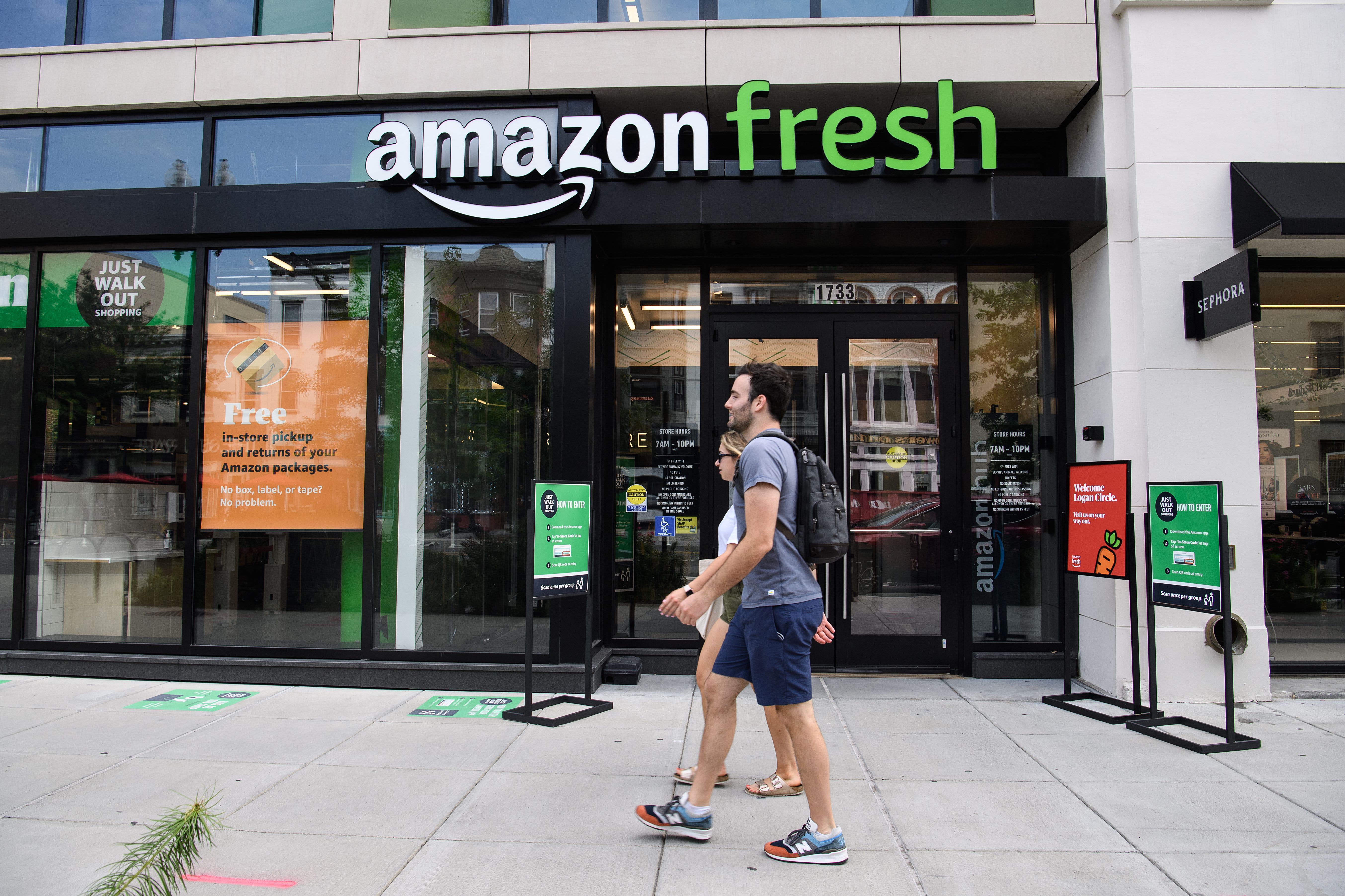 Timeline: The Rise and Fall of Amazon's Grocery Experiment - visual representation