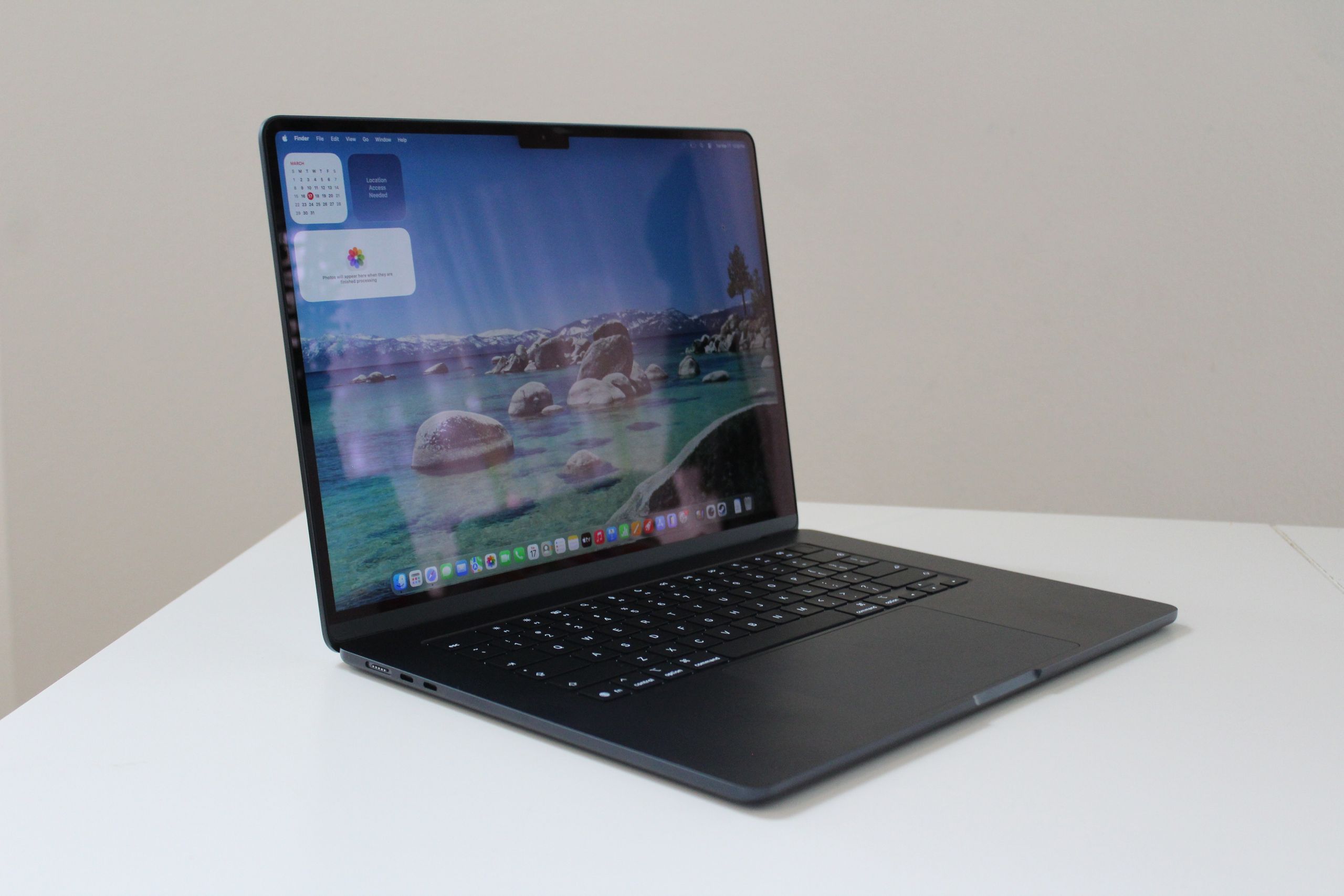 1. Unpacking the MacBook Air M4 - visual representation